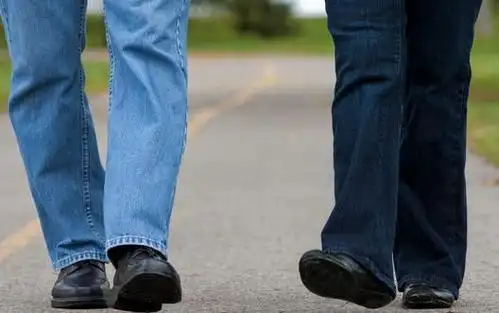 经常散步的人留个神,走路时若出现5种现象,可能越走离健康越远