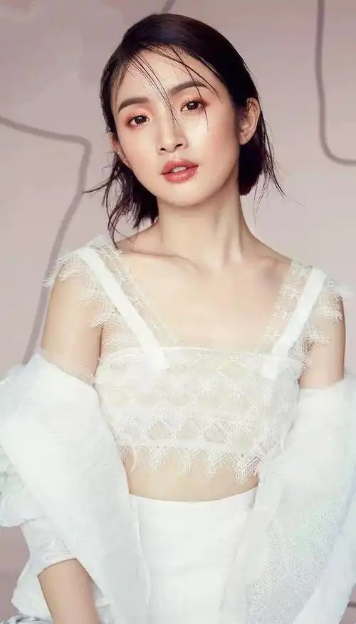 林依晨美到骨子里穿牛仔外套搭小白裙一点不显老气质很好