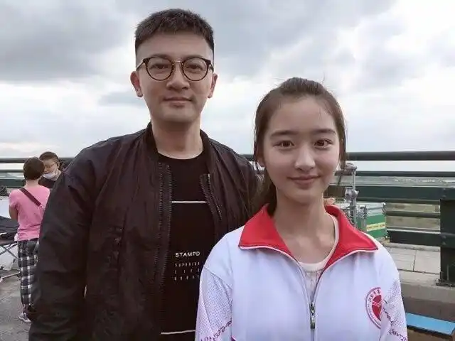 她不仅和tfboys合作出演《我们的少年时代》,在剧中扮演邢珊珊,而且还