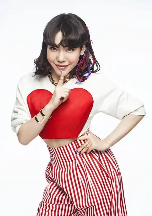 吴莫愁因参加《中国好声音》而在2012年大火起来.