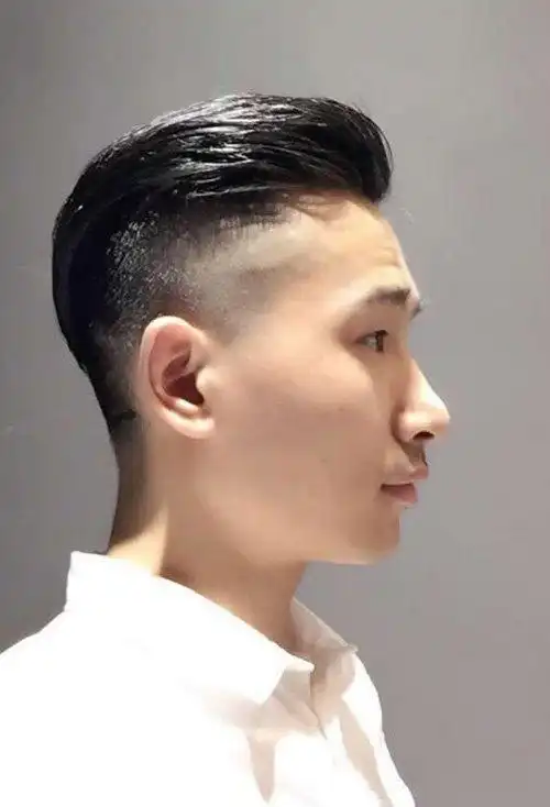 发型图片 男生发型 背头 > 梳大背头的方法以及小技巧