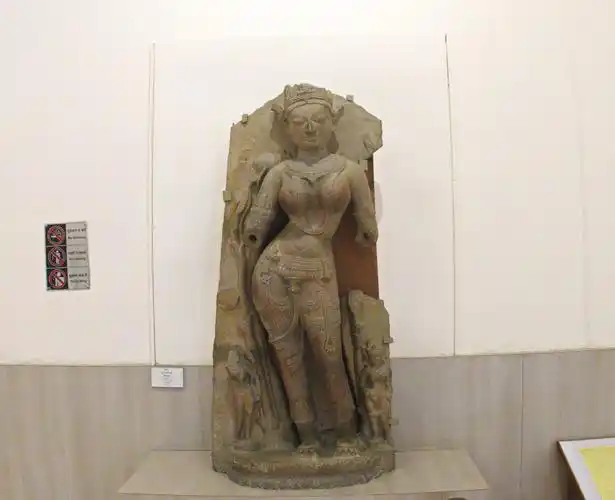 这是印度教里三大神的雕塑像