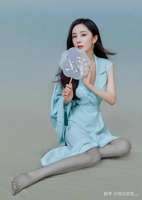 杨幂的腿为什么那么细,美腿纤细修长白嫩光洁