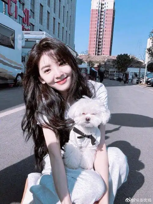 章若楠最新营业照来了楠楠笑起来明媚啊初恋女友感超强