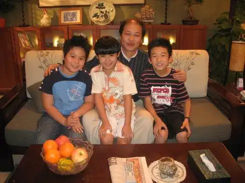 家有儿女是幸福的 安武林  在《家有儿女》的拍摄基地,和小演员们照了