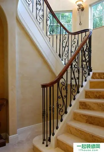 砂砾色瓷砖光滑台阶铁质护栏楼梯装修效果图