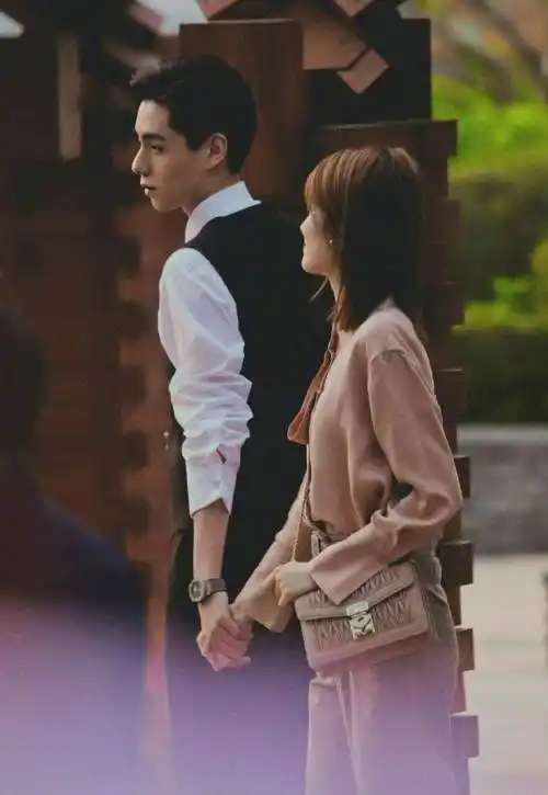 原创乔欣胡一天晒情侣款头像喜迎小风暴定档开心到模糊