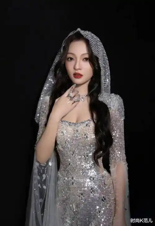张韶涵舞台造型好美啊,银色亮片裙配头纱,优雅公主范十足!