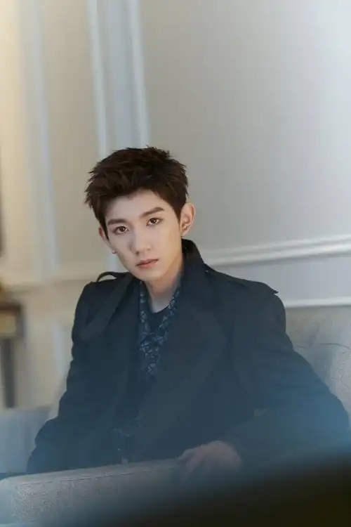 了王源最新的杂志大片,片中他眉眼分明直视镜头,眼神凌厉深邃霸气外露