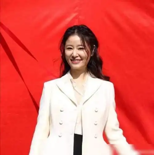 44岁林心如曝近况,满面油光法令纹深,穿红棉袄像乡村大妈|妆容|发型