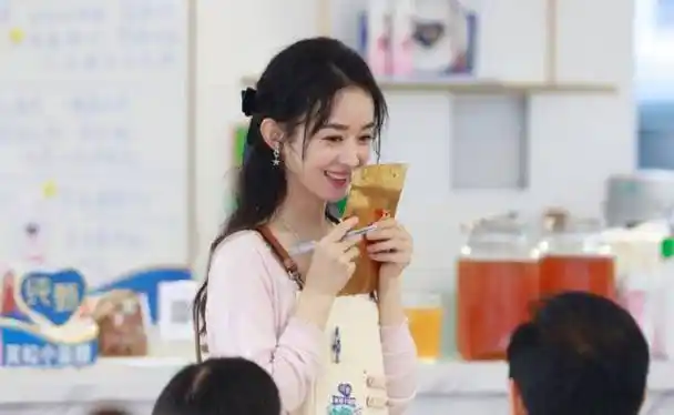 《中餐厅》发文向赵丽颖道歉,文案配委屈表情,网友:咋还绿茶起来了