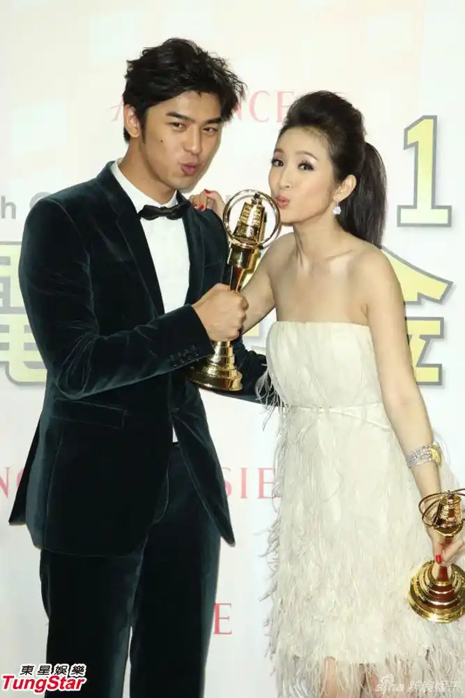 组图:金钟新科视帝后陈柏霖林依晨后台拥抱庆祝_高清图集_新浪网