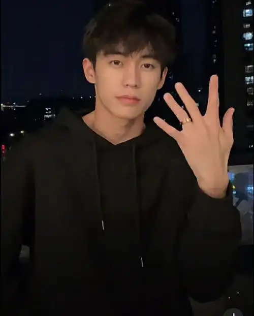 和六月约会吧  #余庆伟   #246手势  #人鱼线