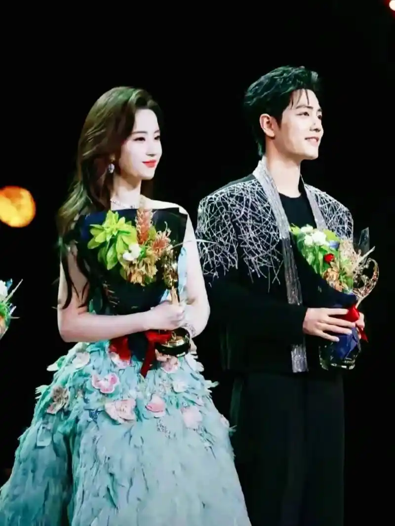 肖战和刘亦菲站在一起居然一点都没有cp感