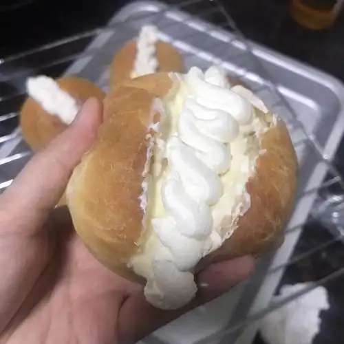 视觉200斤做的手揉版卡仕达草莓奶油小面包