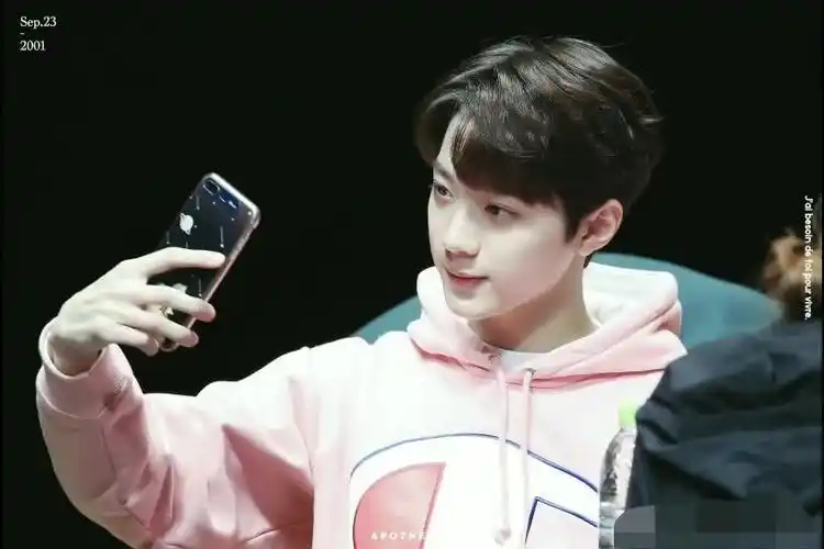 抓到一个自拍的小可爱,赖冠霖小盆友长这么好看,多多自拍吧!