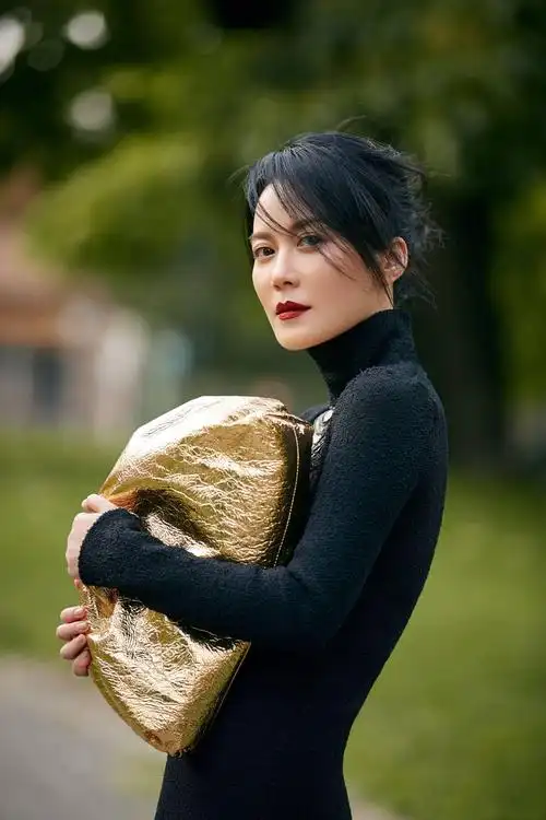 50岁俞飞鸿现身酒吧拍戏穿红色修身长裙踩高跟身姿挺拔体态好