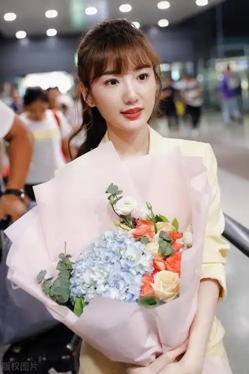 活泼靓丽的粉嫩造型,毛晓彤牛仔短裤穿搭示范|热裤|西装|上海机场_网