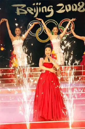 李丹阳红衣亮相奥运知识礼仪大赛颁奖晚会(图)