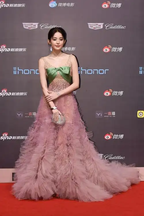 近日,古力娜扎出席了一场时尚活动,一亮相便惊艳全场.