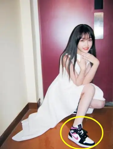 虞书欣穿小白连衣裙拍写真,却被脚上的鞋抢镜,不愧是豪门