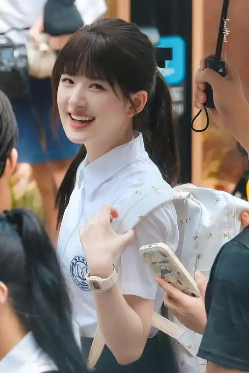 赵露思桑稚校服造型花絮照 新剧偷偷藏不住官宣