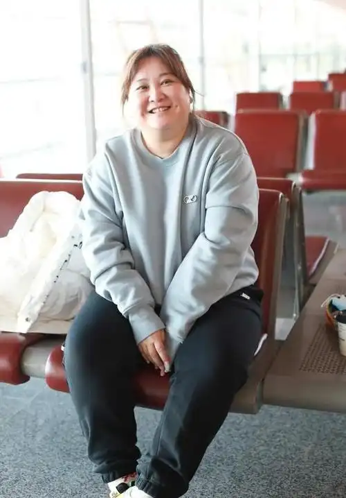 贾玲近照瘦80斤,双眼无神不敢认,脖子堆积褶皱引担忧