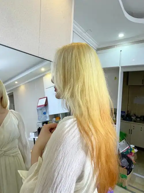 自己漂发发尾染过黑色89度白金色渐变效果