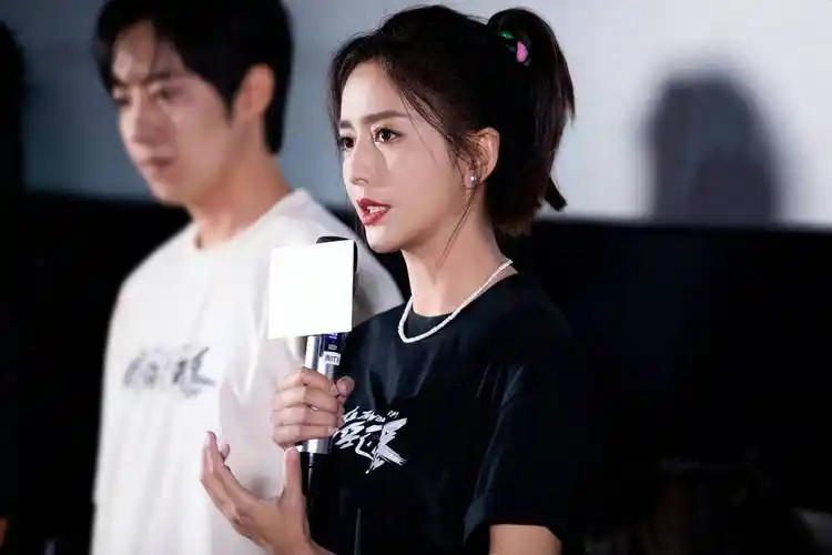 陈思诚为前妻佟丽娅新片站台,女友阮巨在国外旅行,两人感情生变_恋情