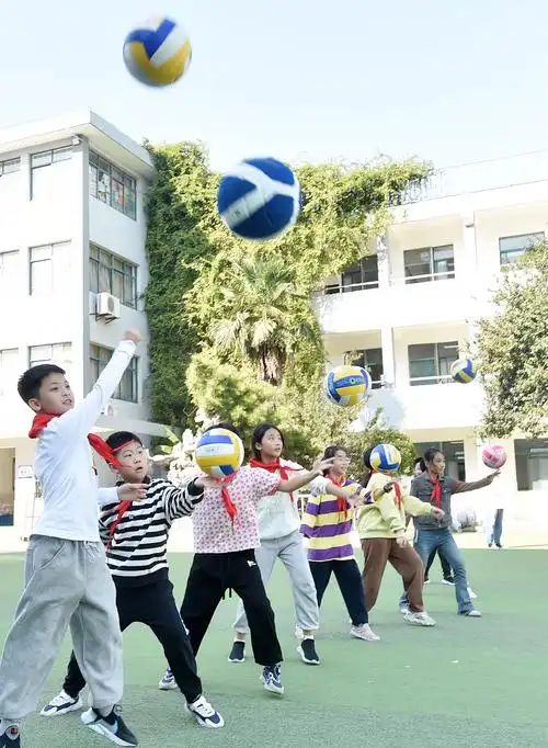 育才小学课间十分钟小学生尽享球戏