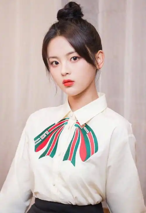 试试这4种"刘海"发型,更减龄显脸小