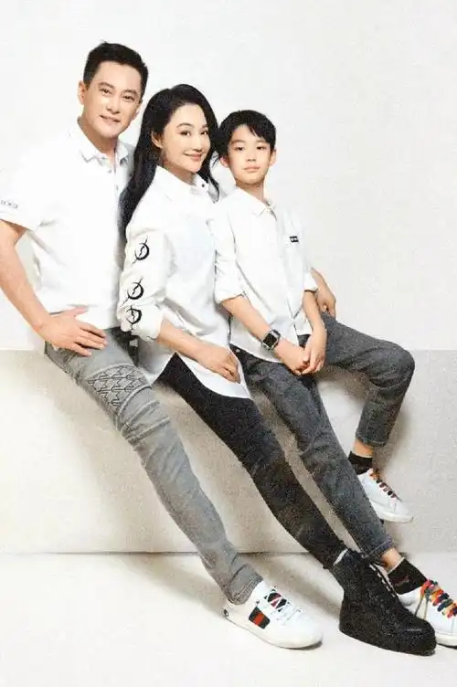 近日,许久都未露面的知名演员曹颖在社交平台上分享了一组照片,来庆祝