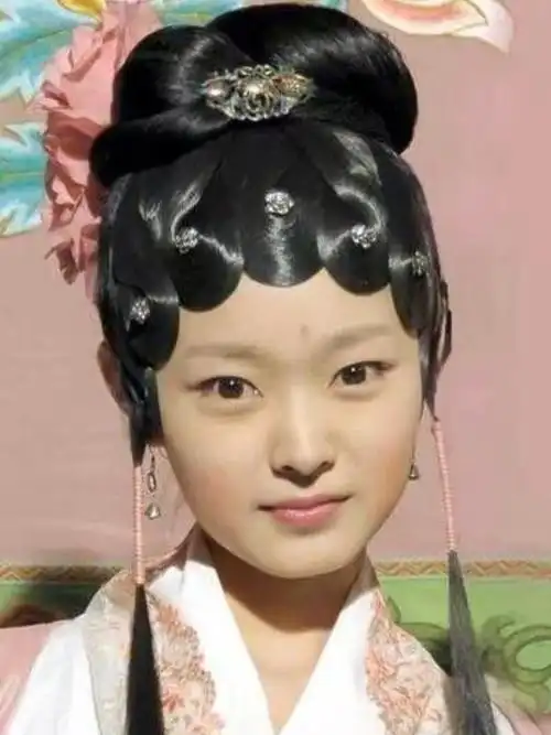 看到宋轶,我们常常错以为她是刚被培养的小花,殊不知她已经28岁了.