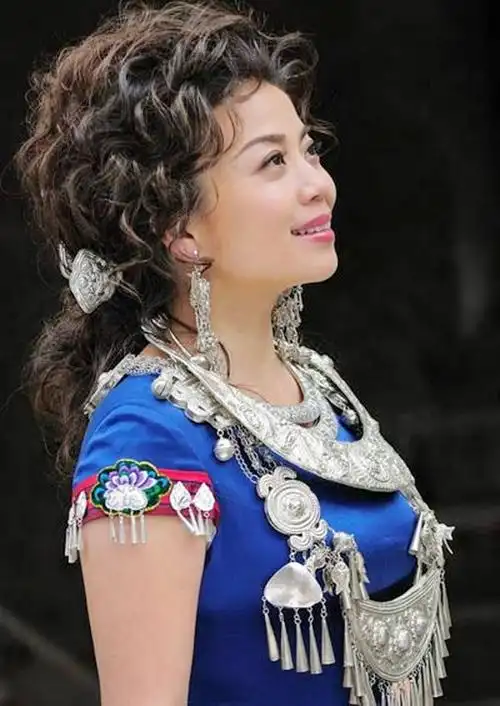 我伴梅花报春来