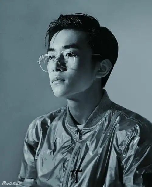 16岁易烊千玺初登大刊封面 雅痞魅力别有味道(图)