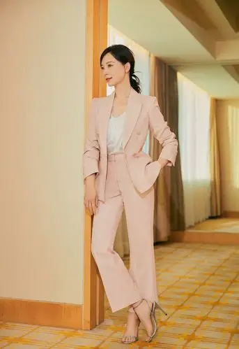 简介:陈数粉色套装温润气质写真图片,分享一组陈数图片给大家,图中的