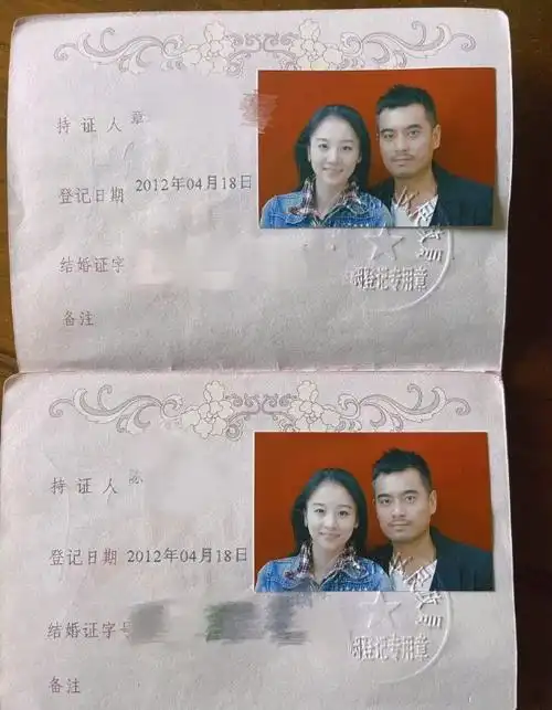 陈龙庆祝领证结婚12年,甜蜜公开与老婆童年照,从小就有夫妻相