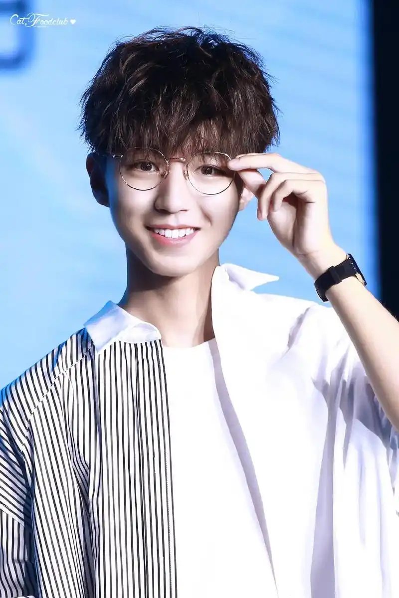 [王俊凯][新闻]200324 分享王俊凯超可爱的虎牙合集 又酷又帅又甜的