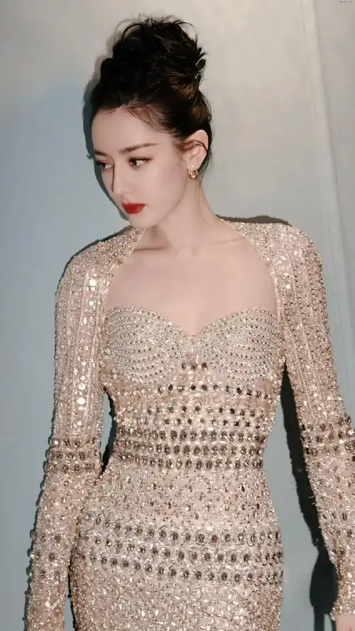 迪丽热巴水晶缀饰礼服