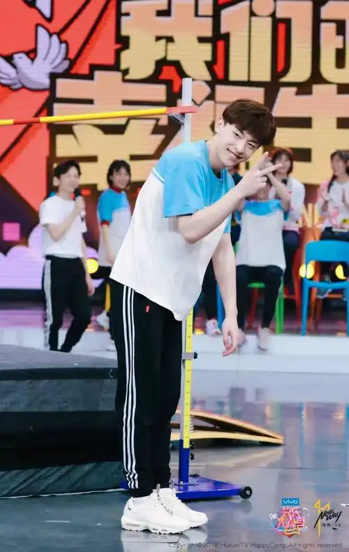 单眼皮,高鼻梁,白衬衫……2013年第一次上快本的邓伦像邻家小哥哥一样