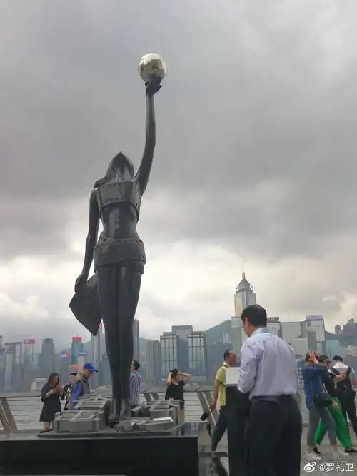 星光大道麦兜李小龙往回走了路见有人拍照,表演香港警察车坐船过中环