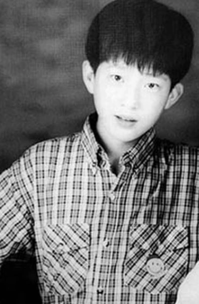 井柏然说自己是混血儿,本以为是开玩笑,看到童年照:简直不敢认