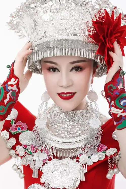 苗族原创歌手,唱作音乐人,毕业于贵州大学音乐学院少数民族音乐学专业