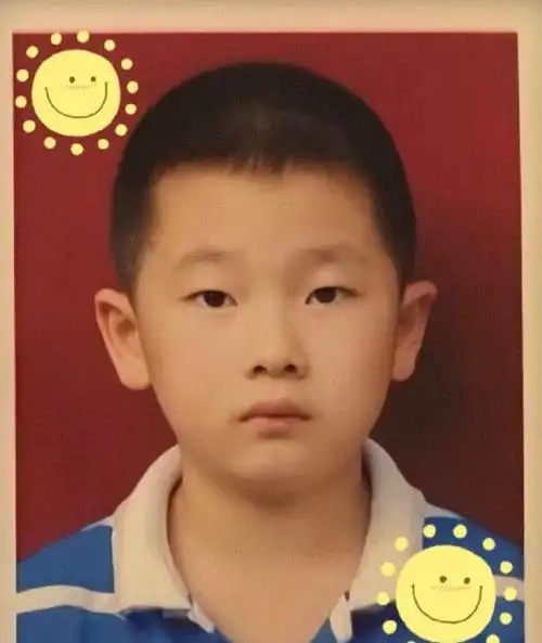 周震南晒小时候的照片,脸圆圆的非常可爱,粉丝评论炸锅了!
