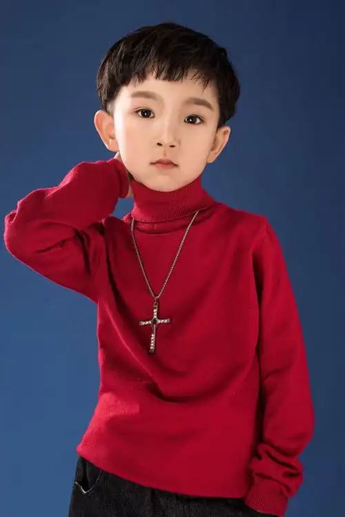 而在现实生活中的他,也是一个活泼开朗的阳光男孩,性格讨喜,乖巧可爱.