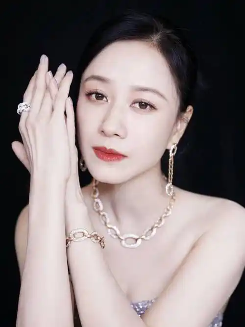 倪虹洁2022微博之夜蓝色鱼尾裙造型写真气质高贵肤若凝脂