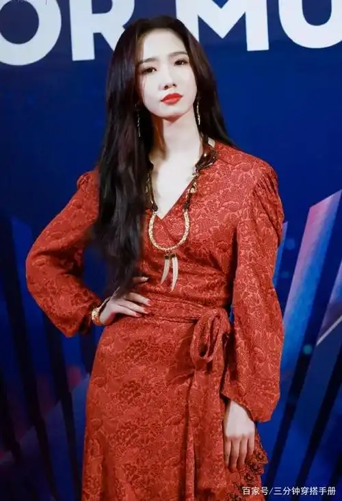 孟美岐走港风气质猛涨百倍!黑发红裙眼神超a,被她撩到手了