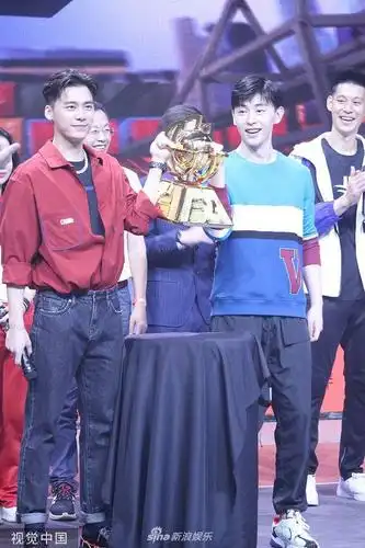 男神同框李易峰邓伦同台一红一蓝帅气十足惹尖叫