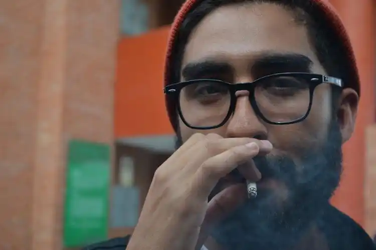 正在抽烟的人图片 - 第12张