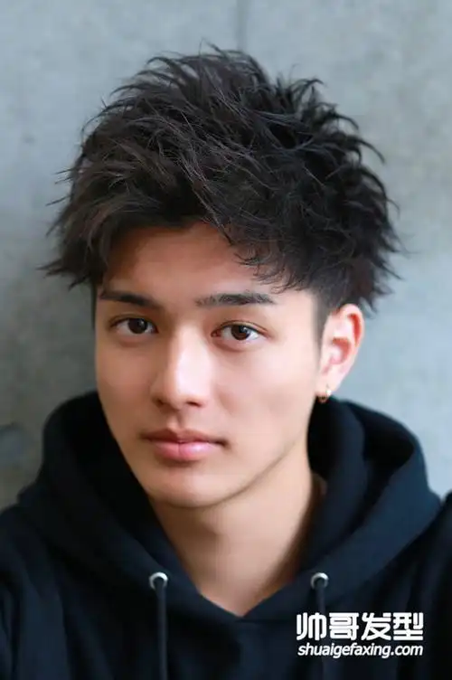 男生短头发刘海上扬的发型 清爽帅气的男生发型-男生短发-帅哥发型网